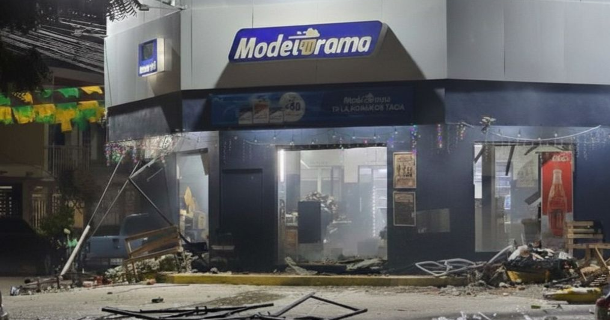 Exterior de Modelorama dañado tras ataque con explosivo en Mazatlán, Sinaloa.