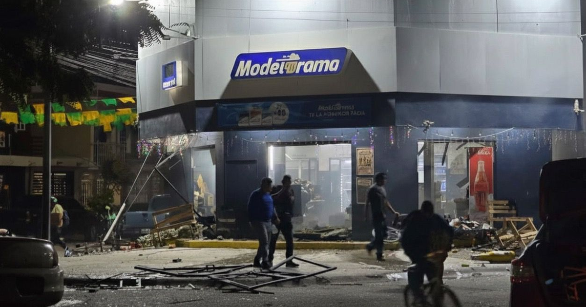 Modelorama en Mazatlán con daños tras ataque con bomba, vidrios rotos y escombros en la entrada.