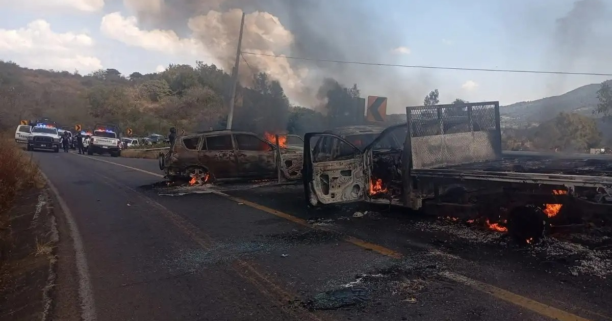 Vehículos en llamas en carretera de Michoacán tras narcobloqueos del CJNG