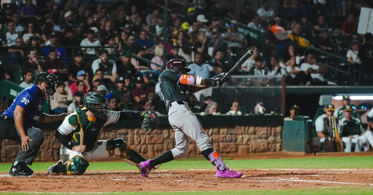 Jugador de béisbol bateando durante el partido Cañeros vs Tomateros en Chevron Park