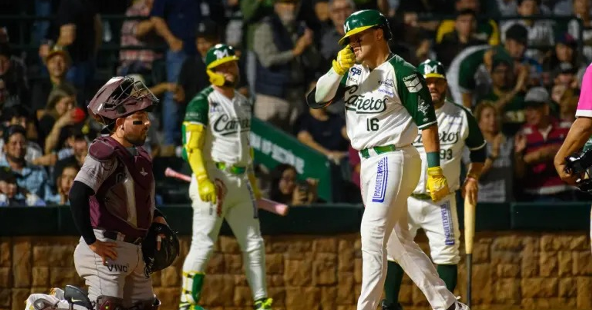 Jugador bateador y receptor en un juego de béisbol entre Cañeros y Tomateros