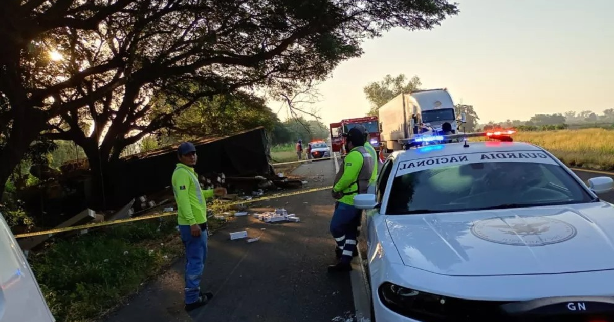 Accidente en la Maxipista Culiacán–Mazatlán con camión volcado y vehículos de emergencia presentes.