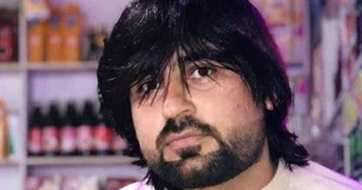 Retrato de persona con cabello largo frente a estantes de productos no identificables