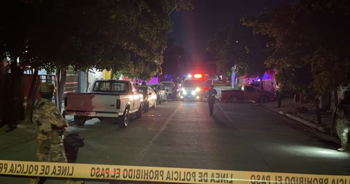 Escena nocturna del crimen en Culiacán con vehículos y cinta de seguridad
