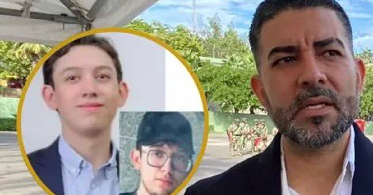 Hombre hablando en evento al aire libre en Mazatlán, relacionado con la desaparición de Carlos Emilio Galván Valenzuela.