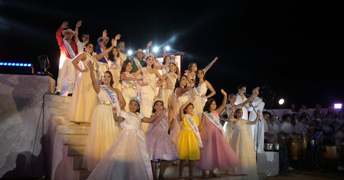 Candidatas a la Corte Real del Carnaval de Mazatlán 2026 posando en un evento nocturno