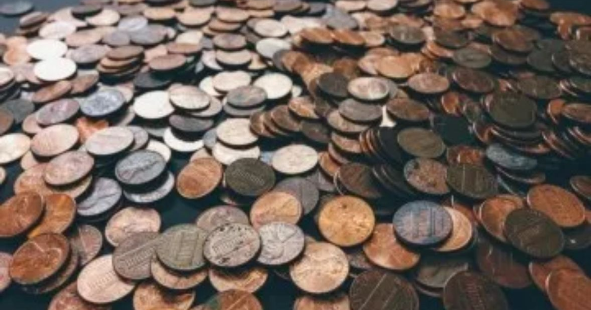 Monedas esparcidas simbolizando el fin de la acuñación del centavo en EE. UU.