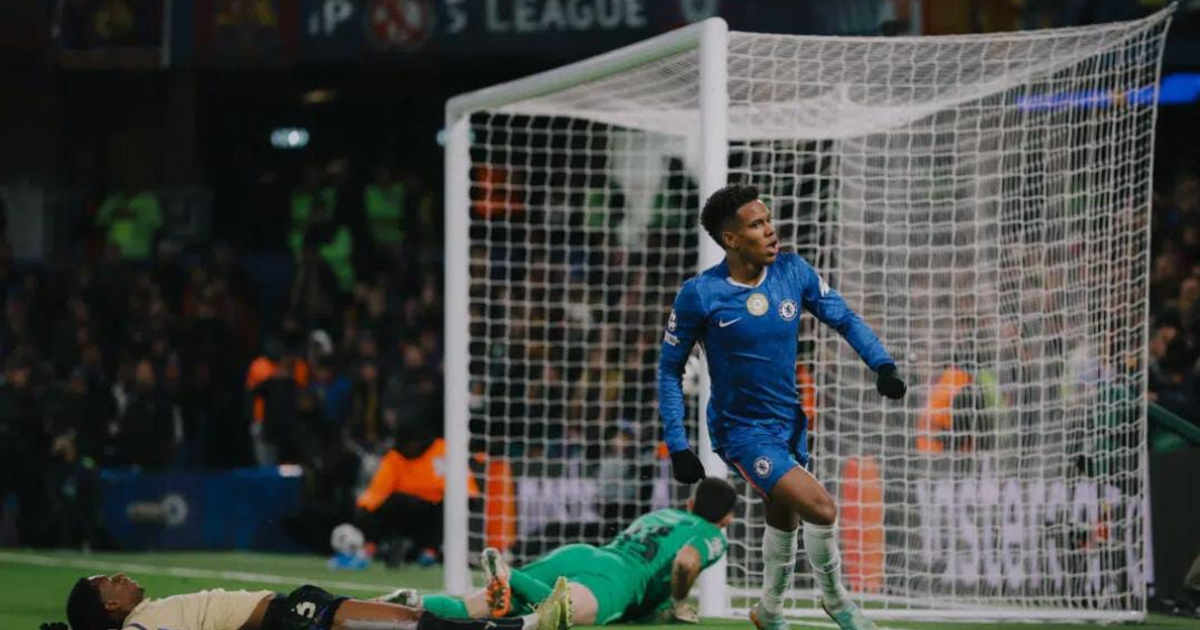Jugador de Chelsea celebra gol contra Barcelona en Stamdord Bridge, portero en el suelo.