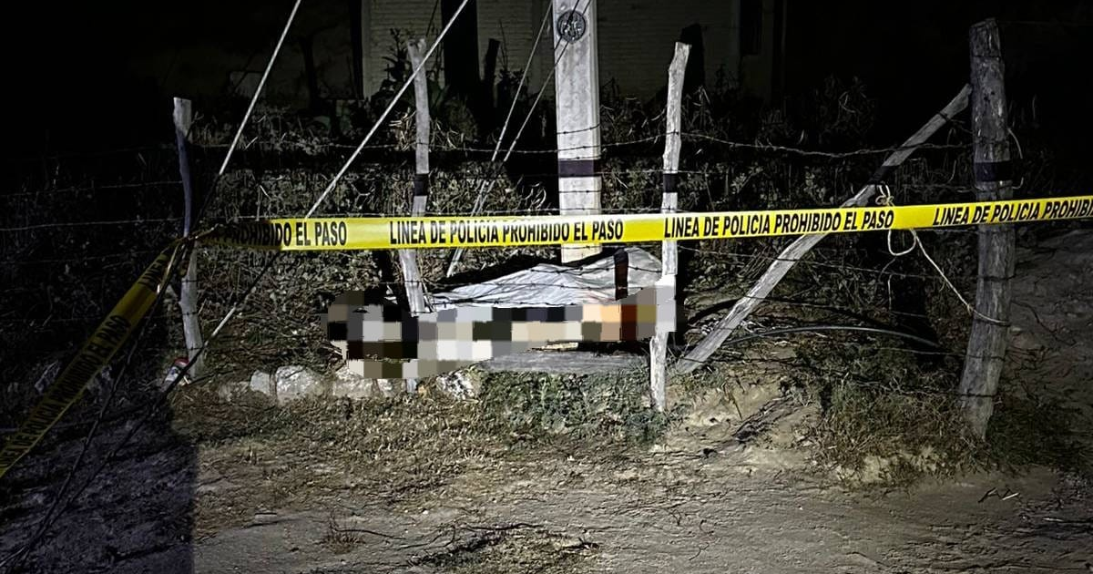 Escena del crimen en Choix, Sinaloa, con presencia de autoridades y cinta de acordonamiento.