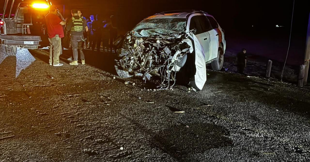 Accidente automovilístico en Ahome, Sinaloa, con vehículo dañado y personal de emergencia asistiendo.