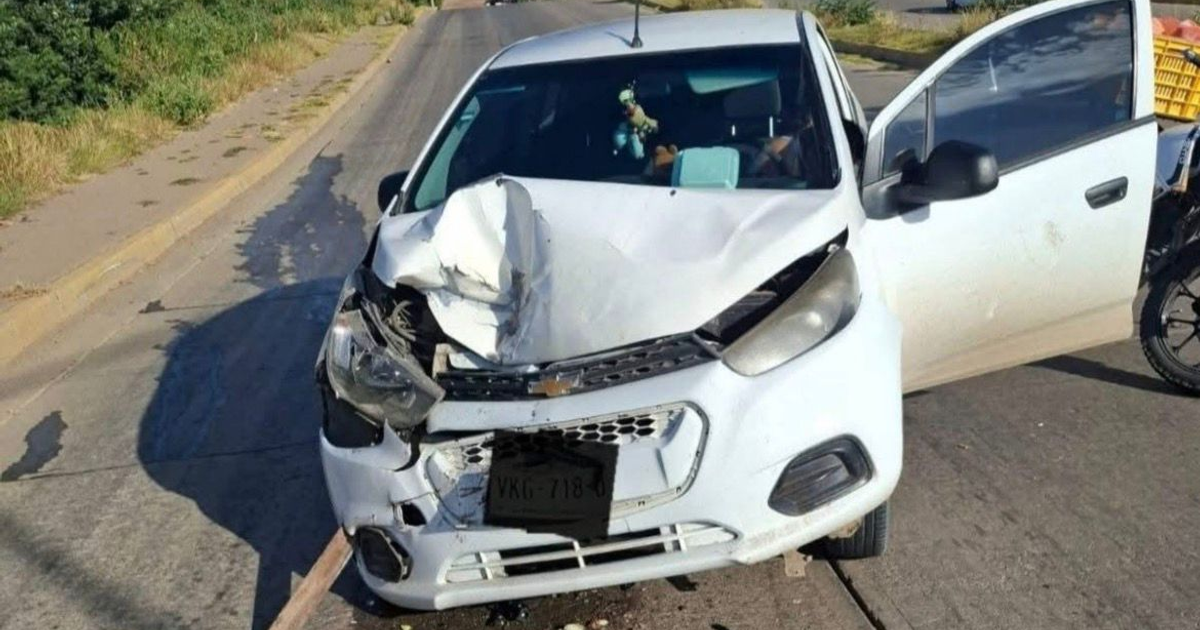 Automóvil blanco dañado tras accidente en avenida Gardenias