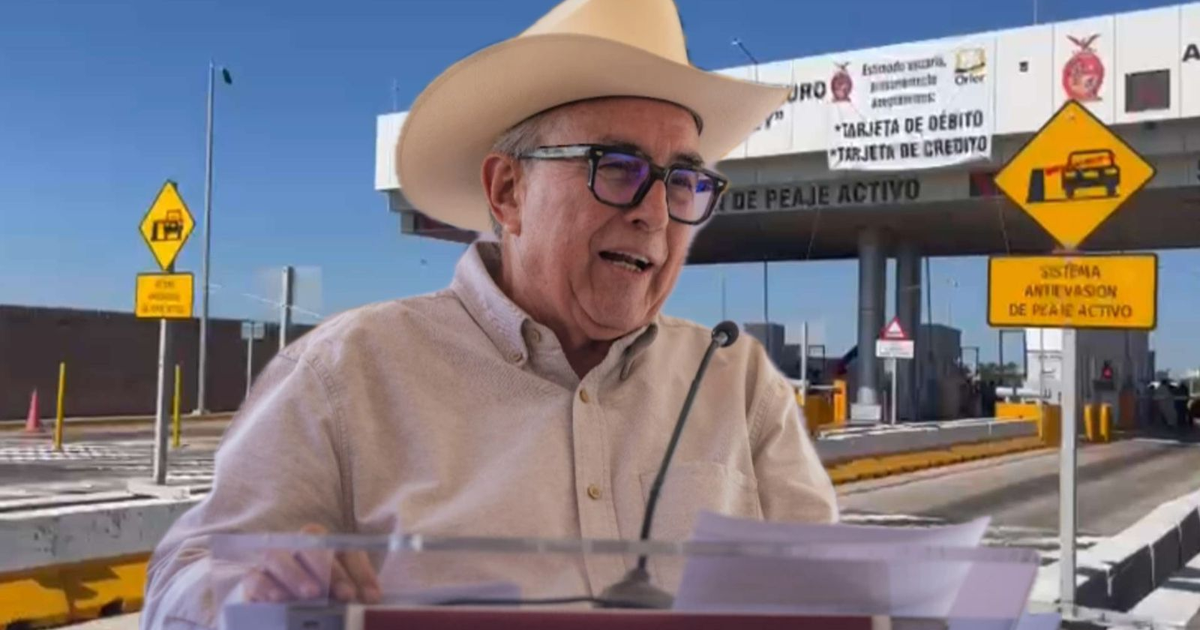 Gobernador Rubén Rocha Moya hablando frente a un peaje en Sinaloa
