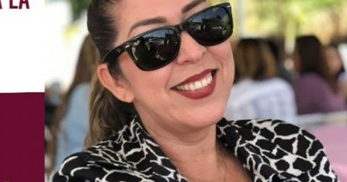 Persona con gafas de sol sonriendo en evento para ayudar a Cynthia Osuna.