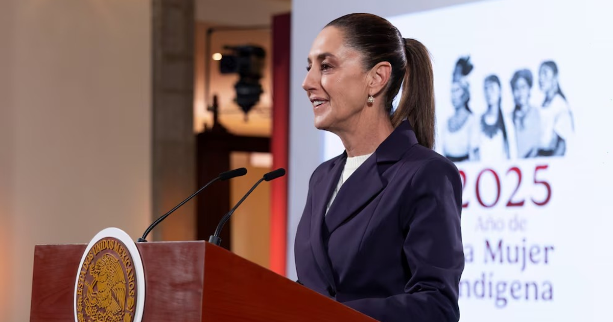 Mujer indígena hablando desde un podio en el evento 'Año de la Mujer Indígena 2025'.