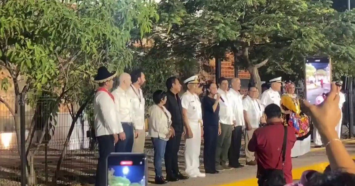 Evento inaugural en Juchitán de Zaragoza con audiencias capturando el momento en un ambiente tenso por protestas.