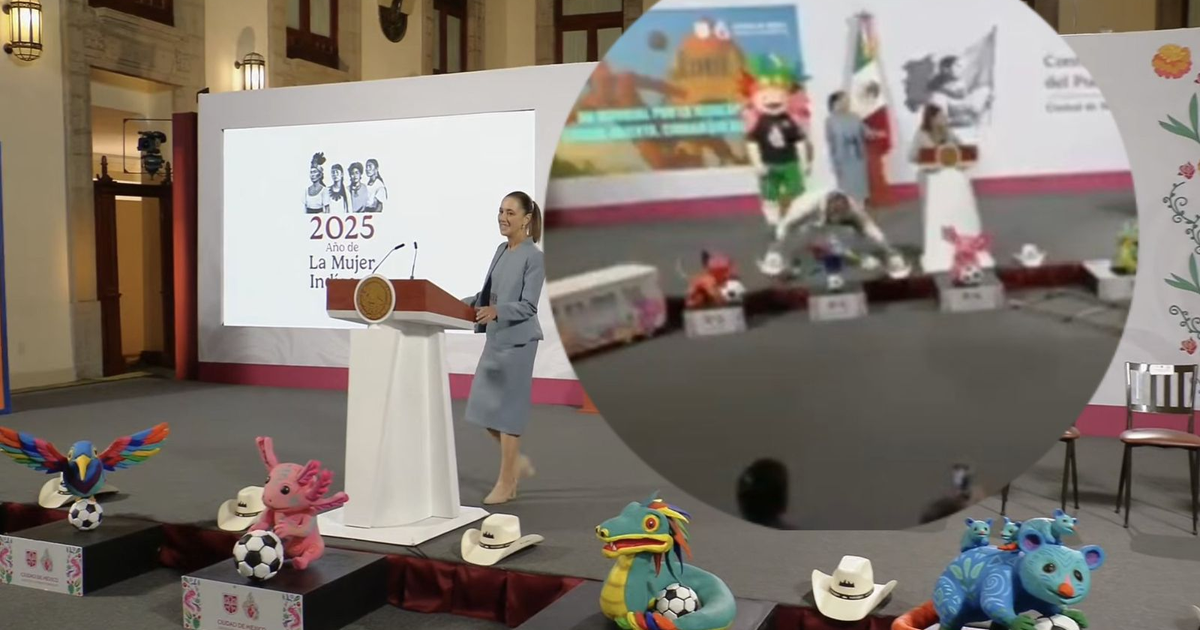 Escenario de conferencia con decoración llamativa y sombrero en el podio. Momento político previo a evento sobre el Mundial 2026.