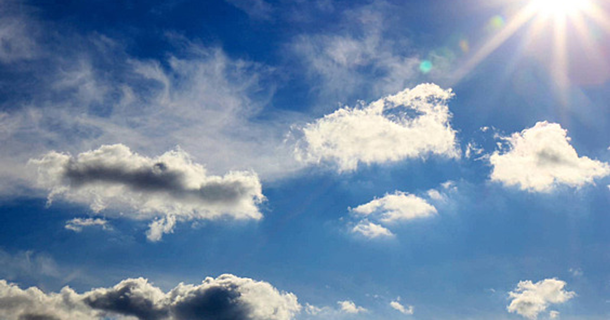 Cielo azul con nubes esponjosas y sol brillante en Ahome, Sinaloa
