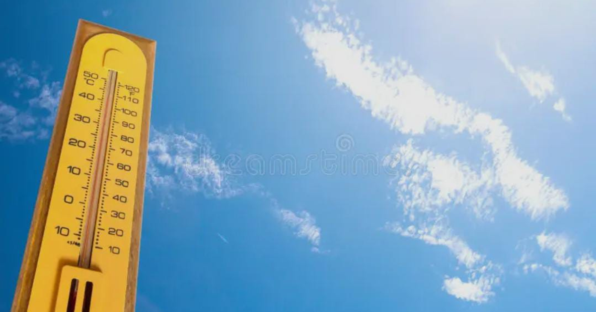 Termómetro amarillo sobre un cielo despejado y participación de algunas nubes, reflejando las condiciones climáticas de Culiacán el 27 de noviembre.