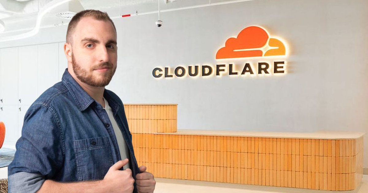 Persona frente a mostrador de Cloudflare en oficina moderna