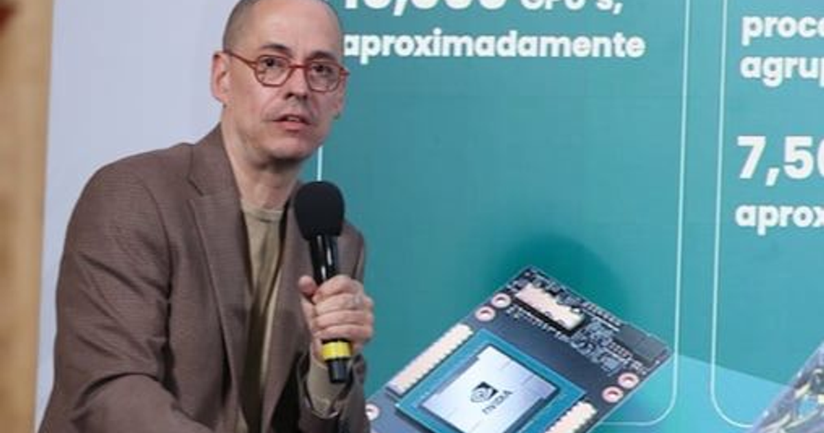 Hombre en conferencia sobre supercomputadora Coatlicue en Ciudad de México