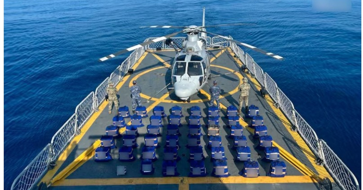 Plataforma marítima con helicóptero y personal uniformado en operativo de la Marina en Michoacán