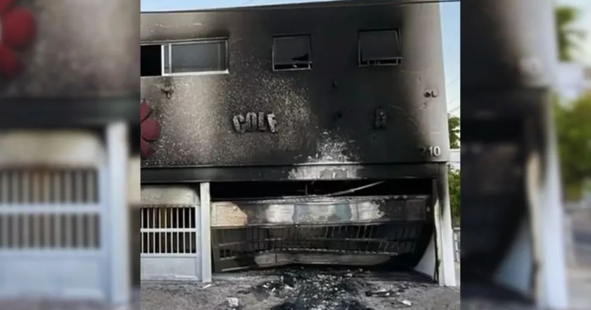 Edificio del Colegio Azteca en Culiacán dañado por incendio, con marcas de humo y escombros visibles.