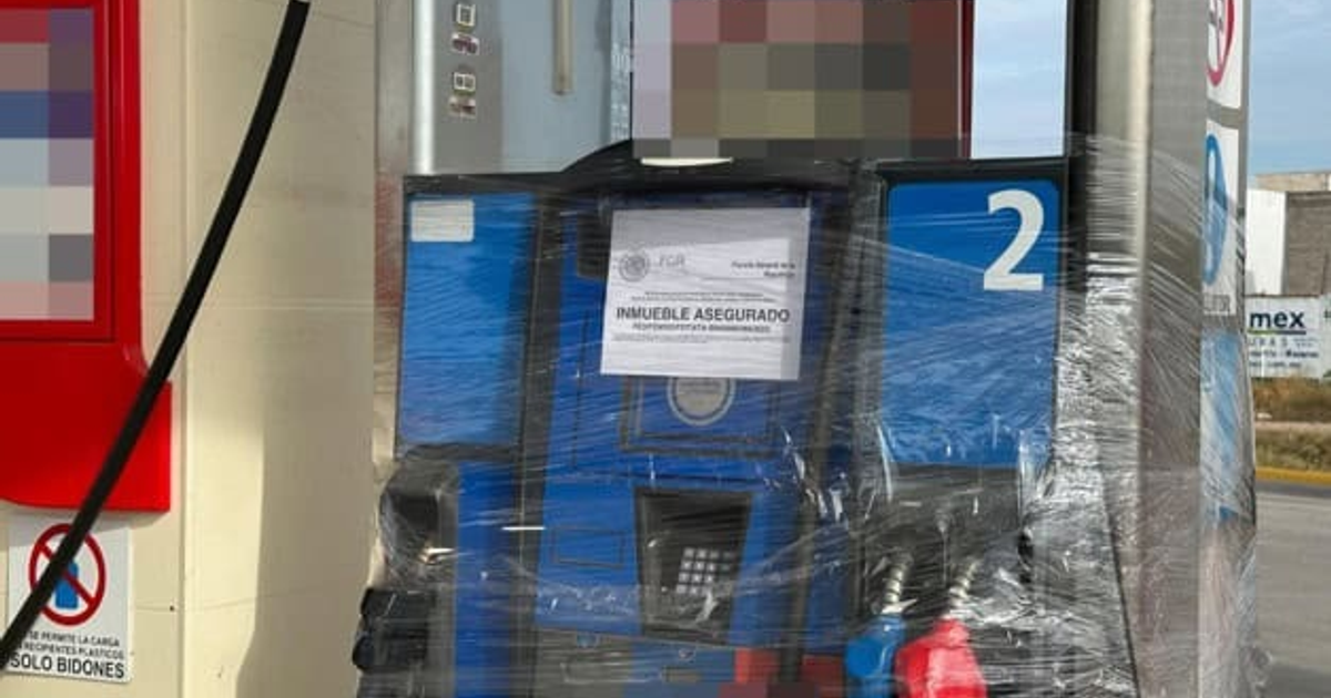 Bomba de gasolina asegurada en Los Mochis, Sinaloa, con letrero de 'INMUEBLE ASEGURADO'.