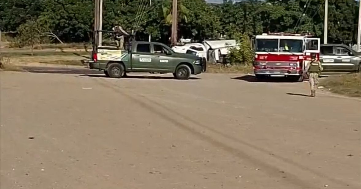 Escena del accidente en avenida Santa Rosa con camioneta volcada, vehículos de emergencia y áreas acordonadas.