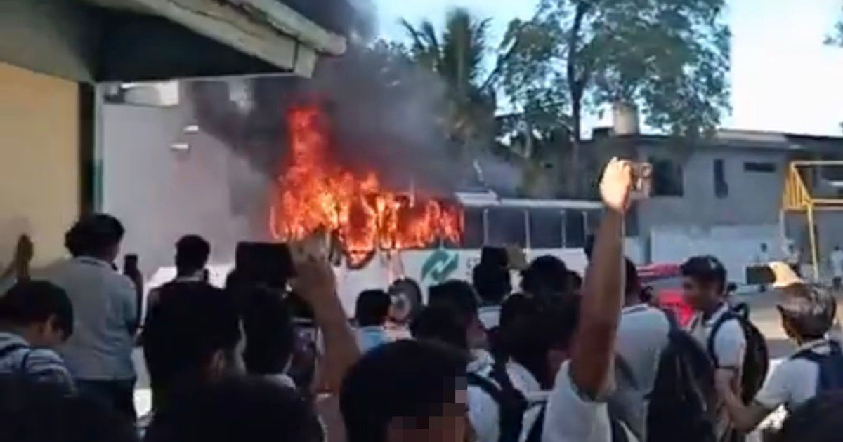 Autobús escolar en llamas durante protesta estudiantil en Villahermosa