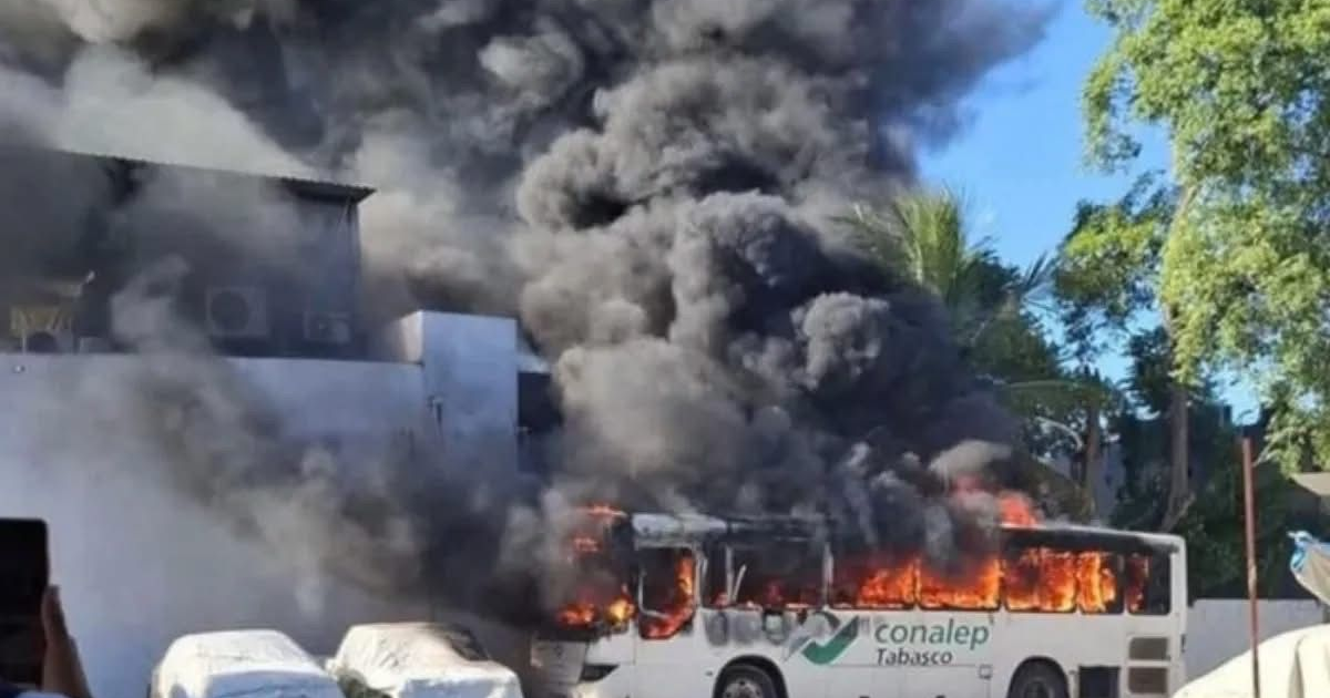 Autobús escolar en llamas durante protesta en Villahermosa