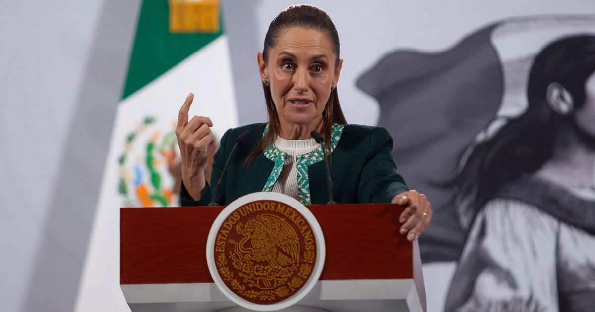 Claudia Sheinbaum hablando frente a un podio sobre concesiones de agua en México.