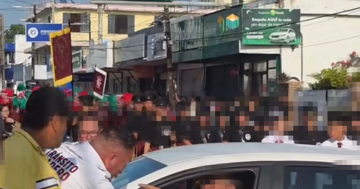 Multitud en desfile del 20 de noviembre en Ciudad Madero con altercado por vehículo