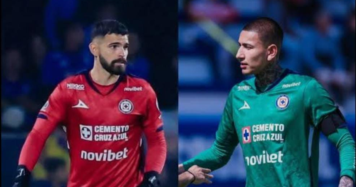 Dos futbolistas enfrentados, uno con camiseta roja y otro con verde, durante un partido de fútbol