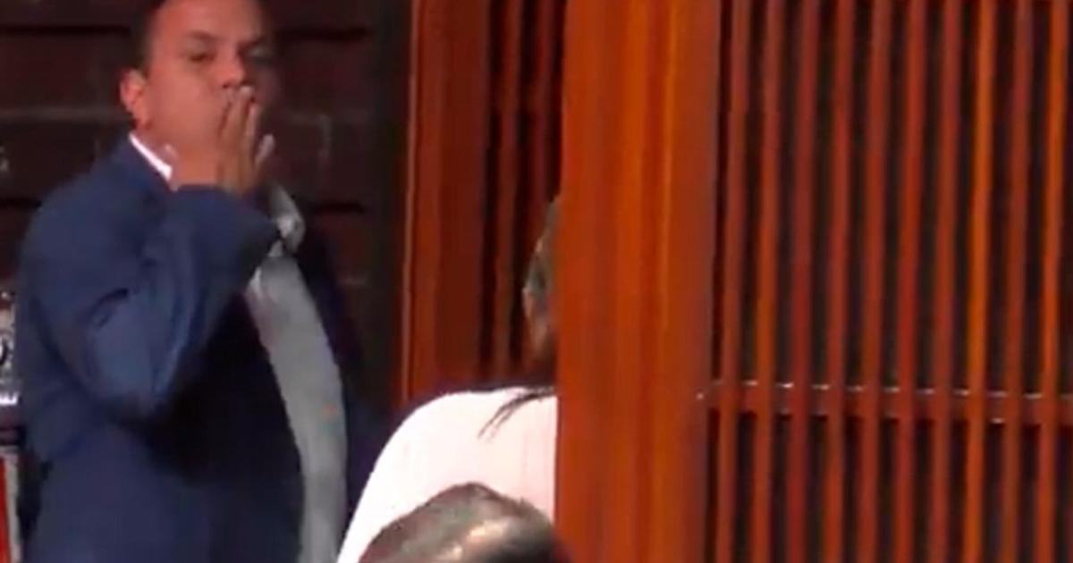 Imagen muestra a Cuauhtémoc Blanco en una asamblea tras la polémica de un beso hacia Martha Aracely.