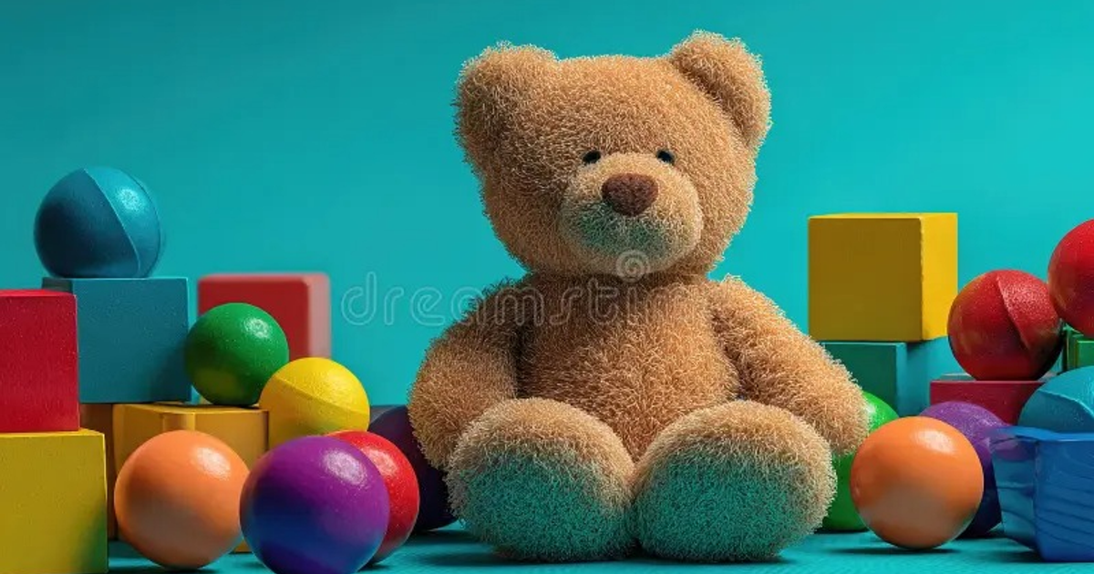 Oso de peluche marrón rodeado de bloques de colores en un fondo azul, relacionado con la campaña de donación de juguetes del DIF Ahome.