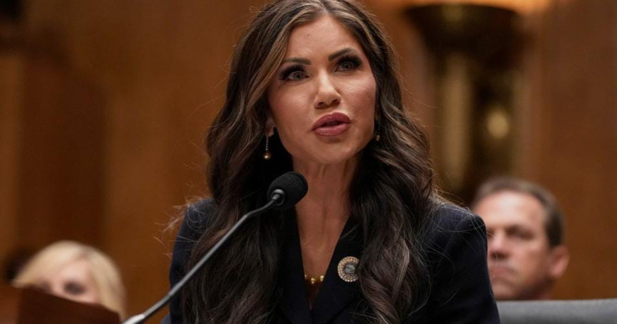 Persona testificando en entorno formal sobre vuelos de deportación a El Salvador en 2025.