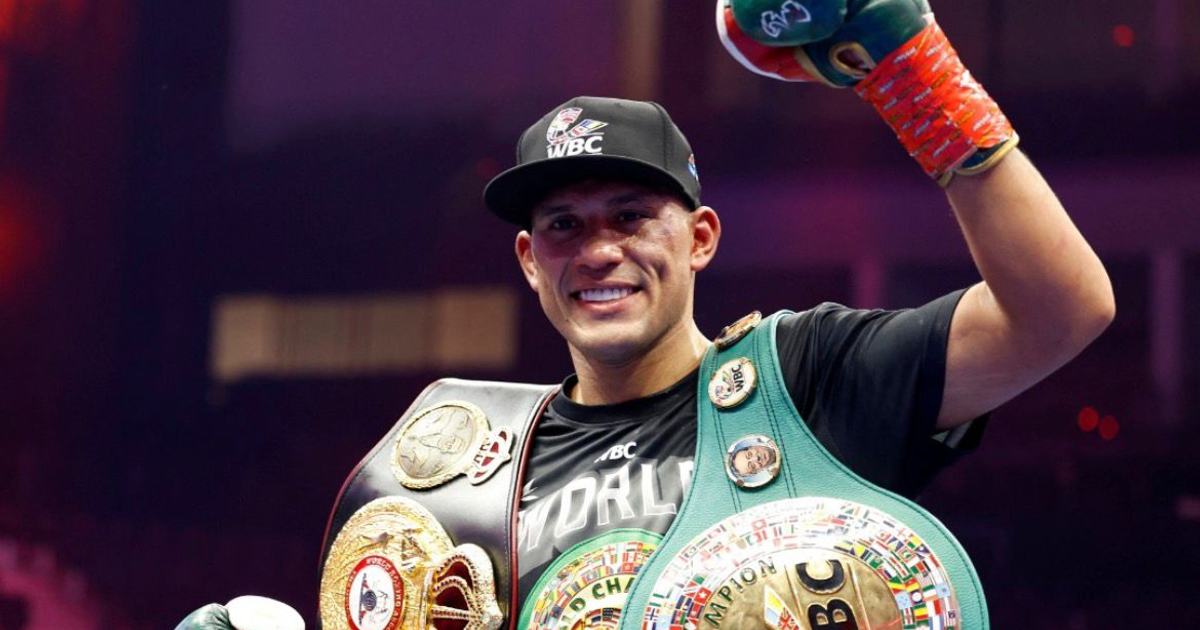 David Benavidez celebrando con fajas de campeón tras vencer a Anthony Yarde en Riad.