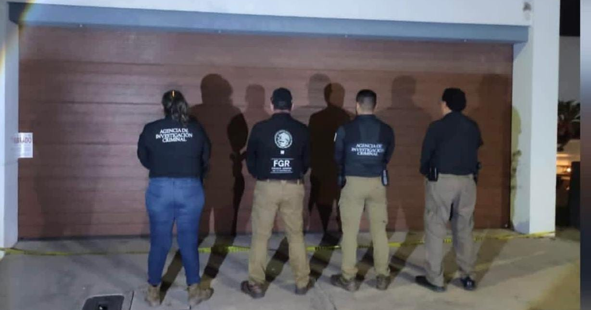 Agentes policiales frente a una escena de investigación con cinta amarilla de restricción en Portalegre VI, Culiacán.