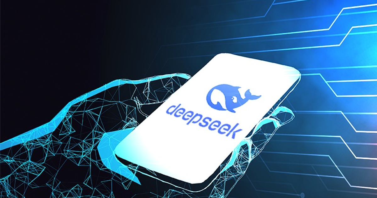 Mano sosteniendo un teléfono móvil con el logo de DeepSeek en pantalla, sobre un fondo oscuro con patrones geométricos.
