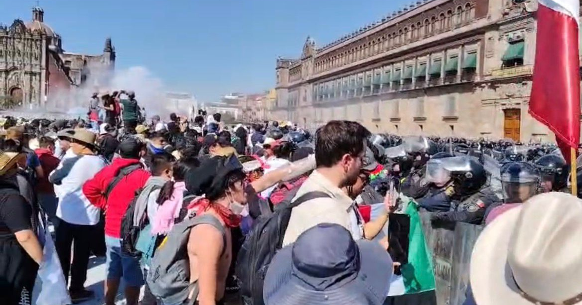 Manifestantes y policías en confrontación durante la marcha Generación Z en el Zócalo de la Ciudad de México.
