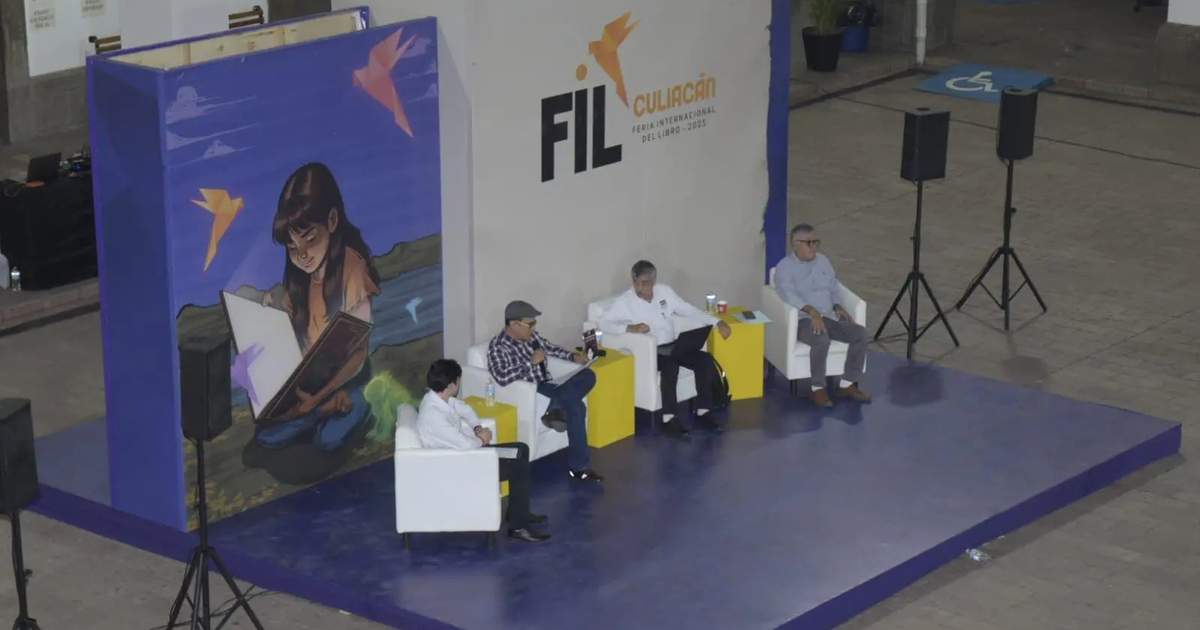 Escenario de la FIL Culiacán 2025 con mural de niña leyendo y presentación del libro 'La memoria como trinchera'.