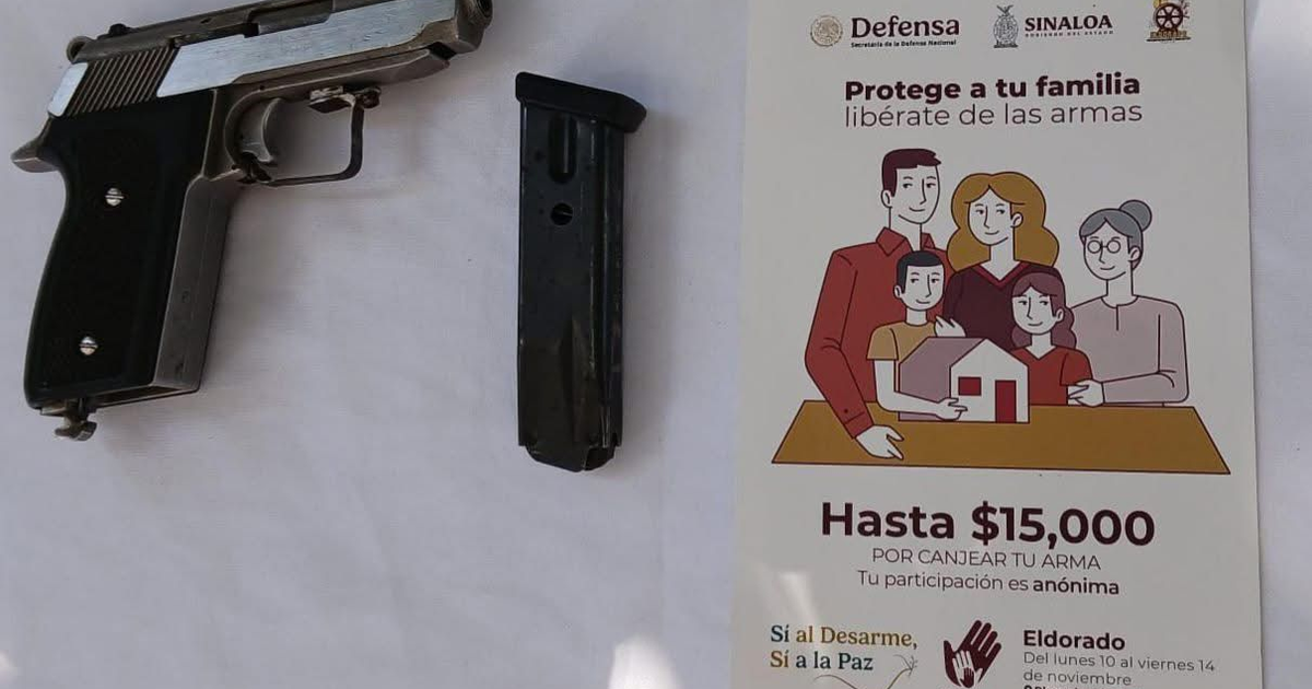 Pistola y folleto del programa de Desarme Voluntario Sinaloa 2025 con incentivos económicos.