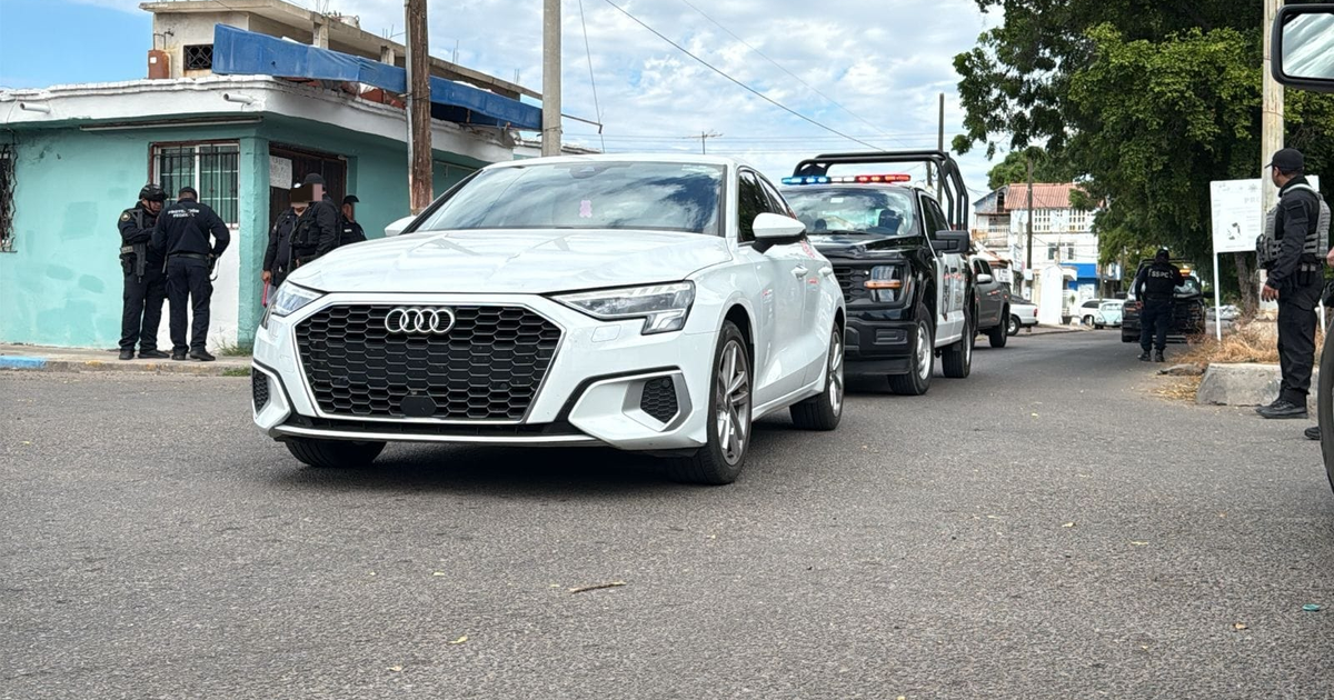 Audi blanco detenido en Culiacán con policía y oficiales en escena