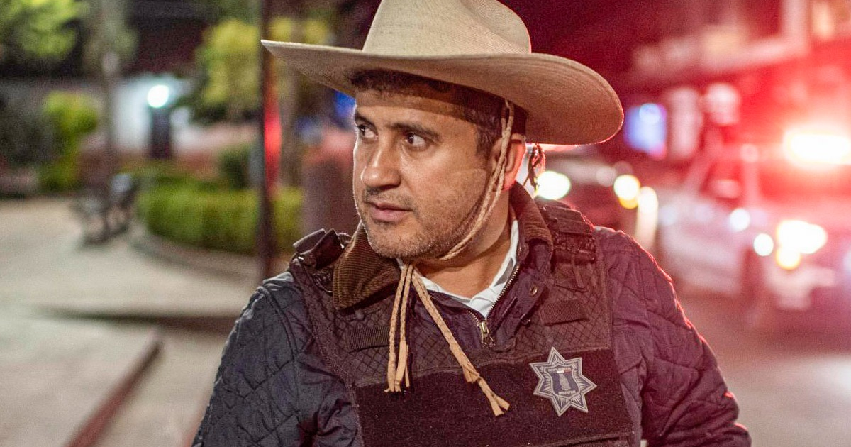 Hombre con sombrero y chaleco oscuro en operativo de seguridad en Uruapan