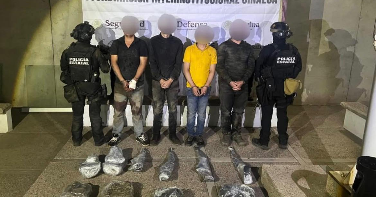 Detenidos en Guasave tras enfrentamiento con la policía, rodeados de bultos y maniatados.