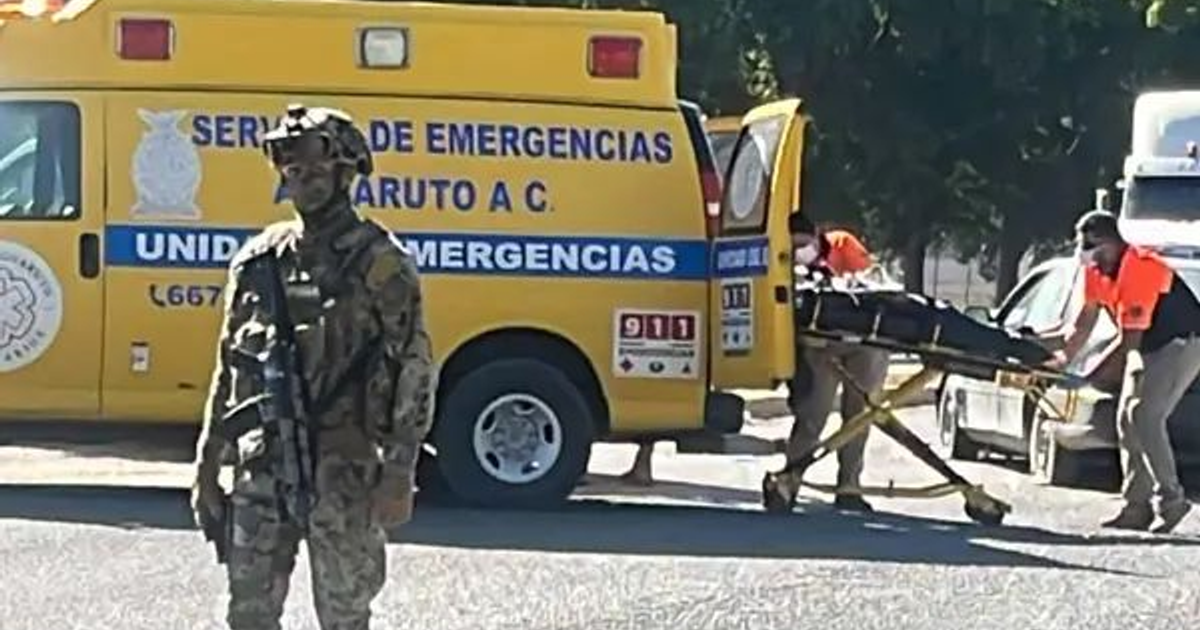 Soldado y personal médico en situación de emergencia en Culiacán