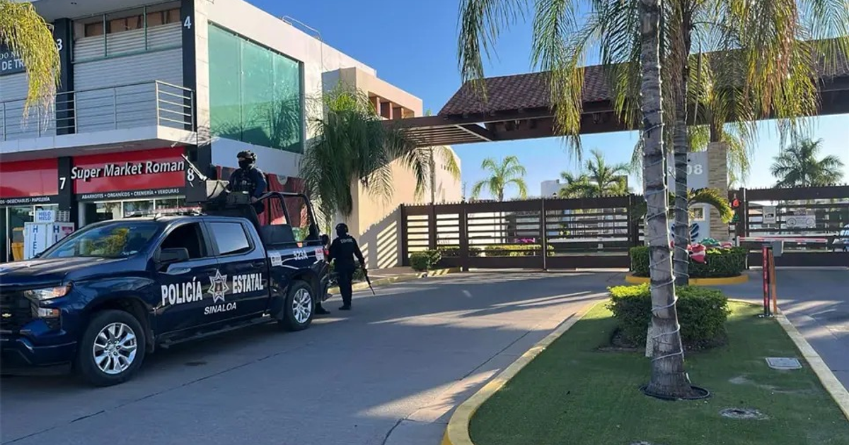 Vehículo de la policía estatal de Sinaloa con oficial armado en operativo en Culiacán