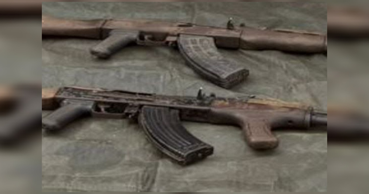 Dos rifles de asalto oxidados sobre una superficie, incautados en Culiacán.