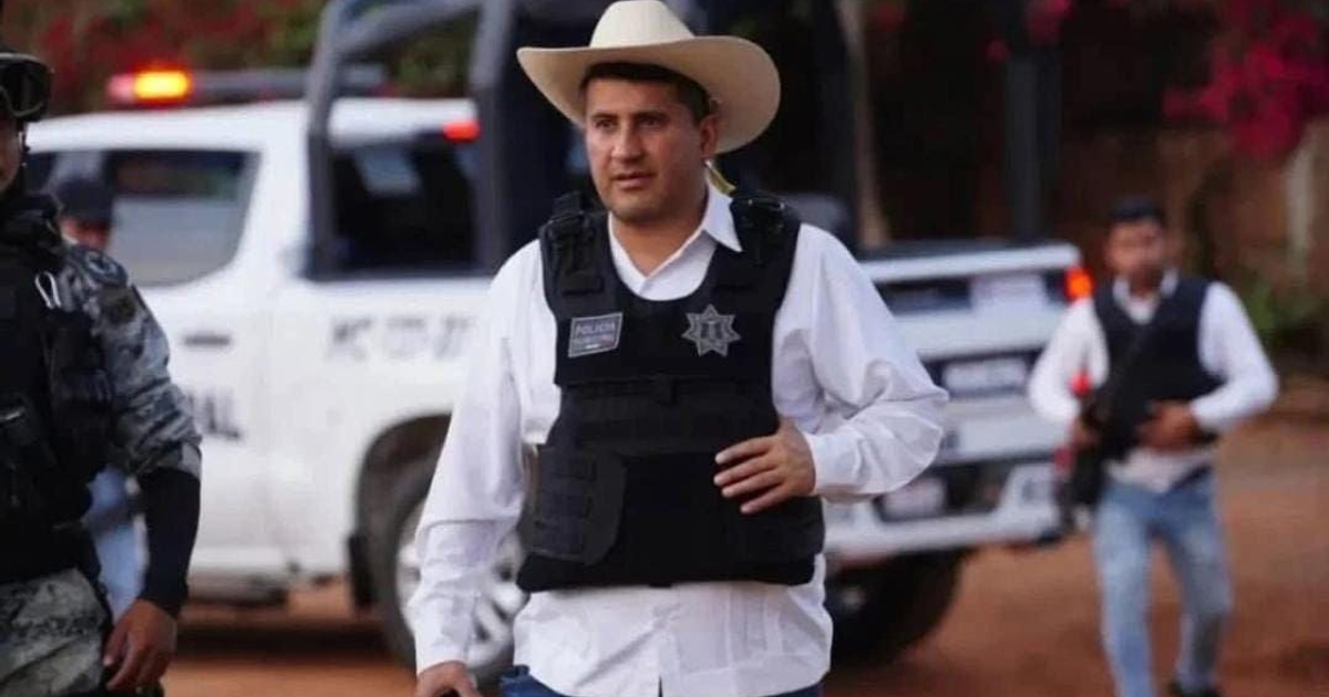 Hombre con chaleco antibalas en operativo de seguridad en Michoacán