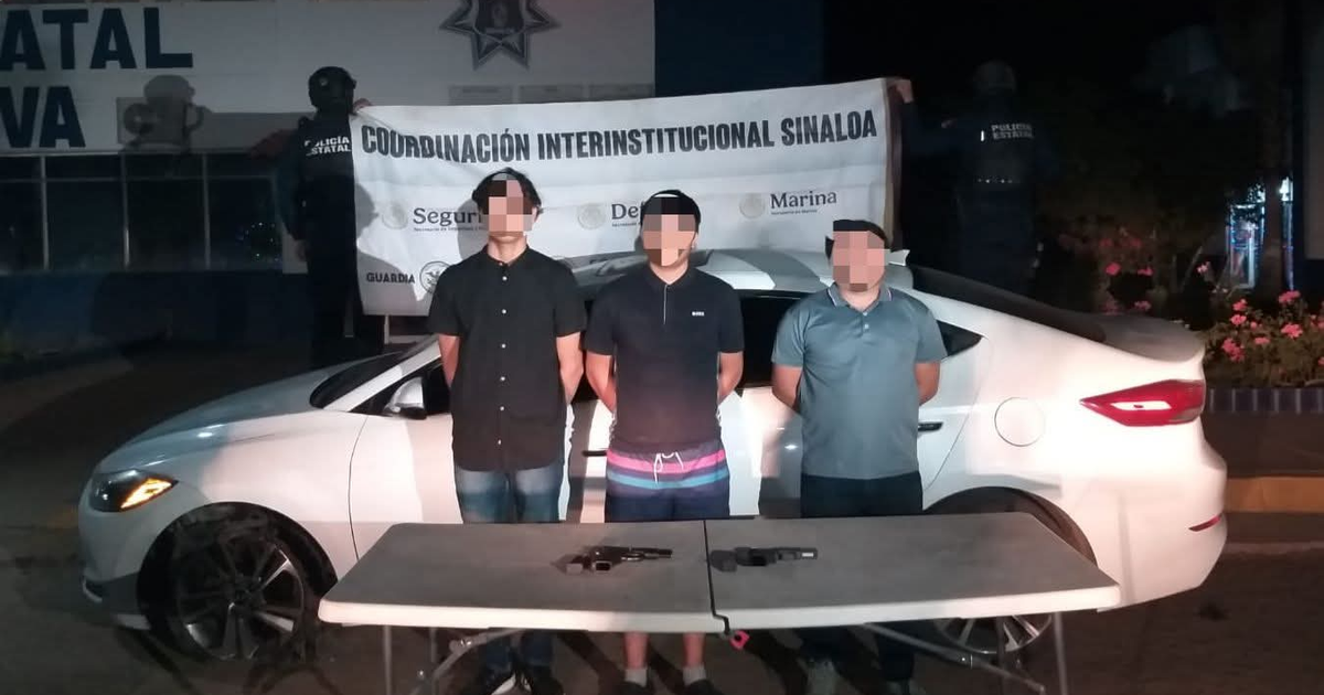 Detención de jóvenes en Culiacán con armas aseguradas y policías en la escena